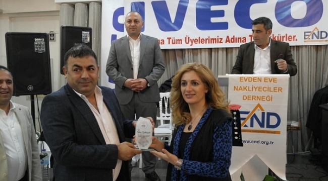 ONURSAL ÜYE AYILMAZDIR'IN PLAKETİNİ BAŞKANIMIZ KAYA VERDİ